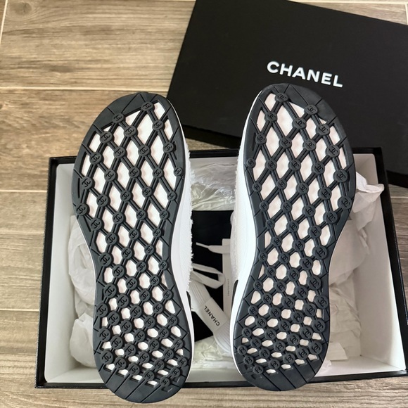 CHANEL White and Black Knit Trainer Sneakers size 39 (New in Box) - Picture 4 of 9